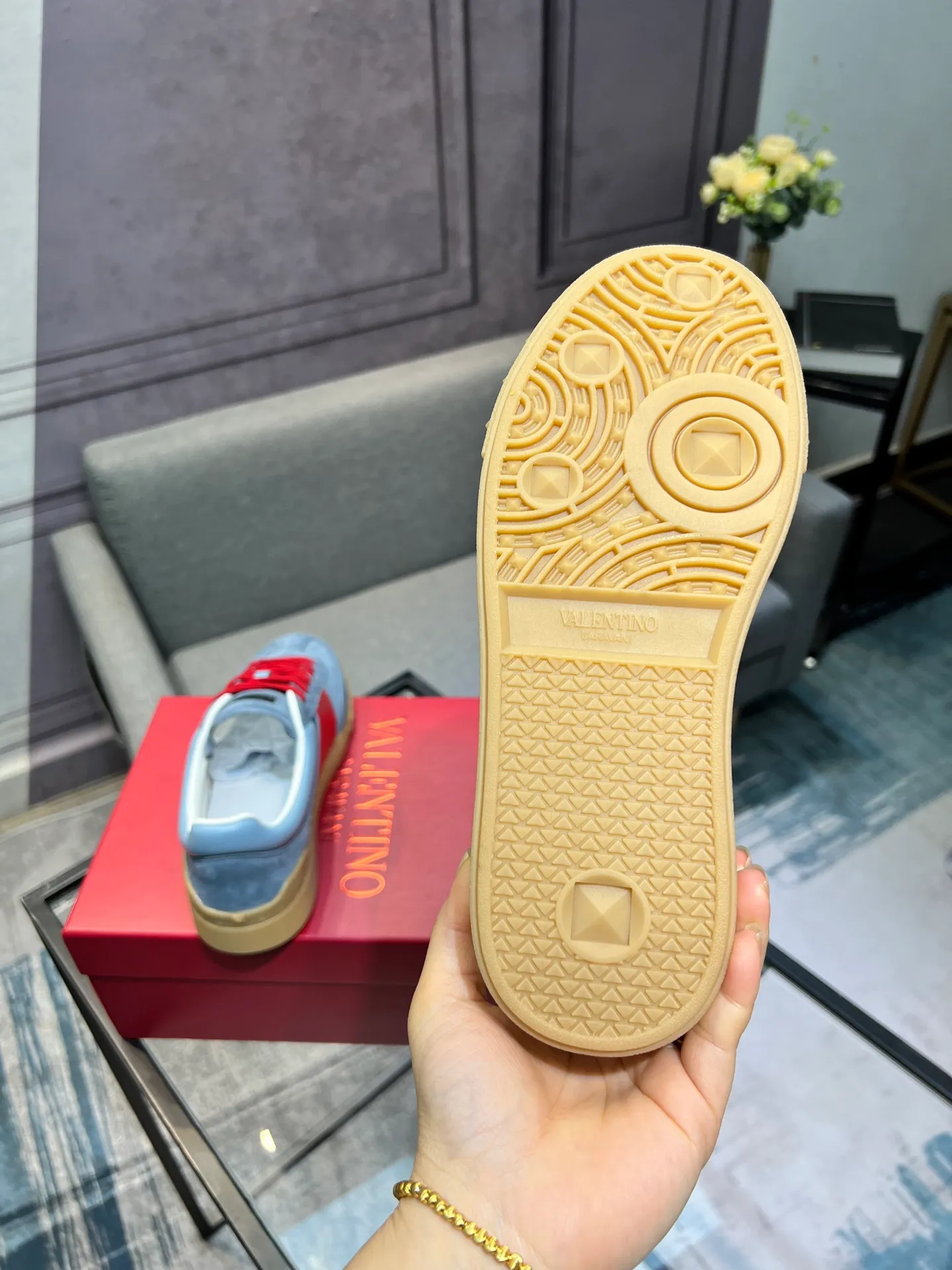 Men's shoes 💰620 👉🌹🌹VALENTINO counter synchronized new low-top casual sports shoes 👍Professional and high-end, perfect replica, first-class quality! 👍All made of original 1:1 materials, exclusive mold opening! 👍High mercerized cowhide fabric 👍TPU outsole, comfortable and wear-resistant, brand injection insole, 👍Full set of high-end counter packaging 👍All details are customized with 1:1 mold, striving for perfection! 👍Couple style female 35-41, male 38-46 (female 41, male 45 46 customized)